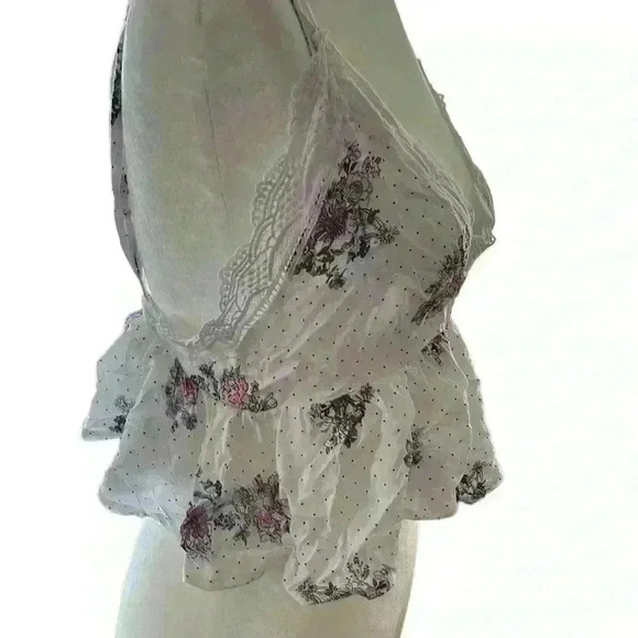 NWT Francesca’s White Floral Crop Top/ Blouse Size Medium - Picture 3 of 5